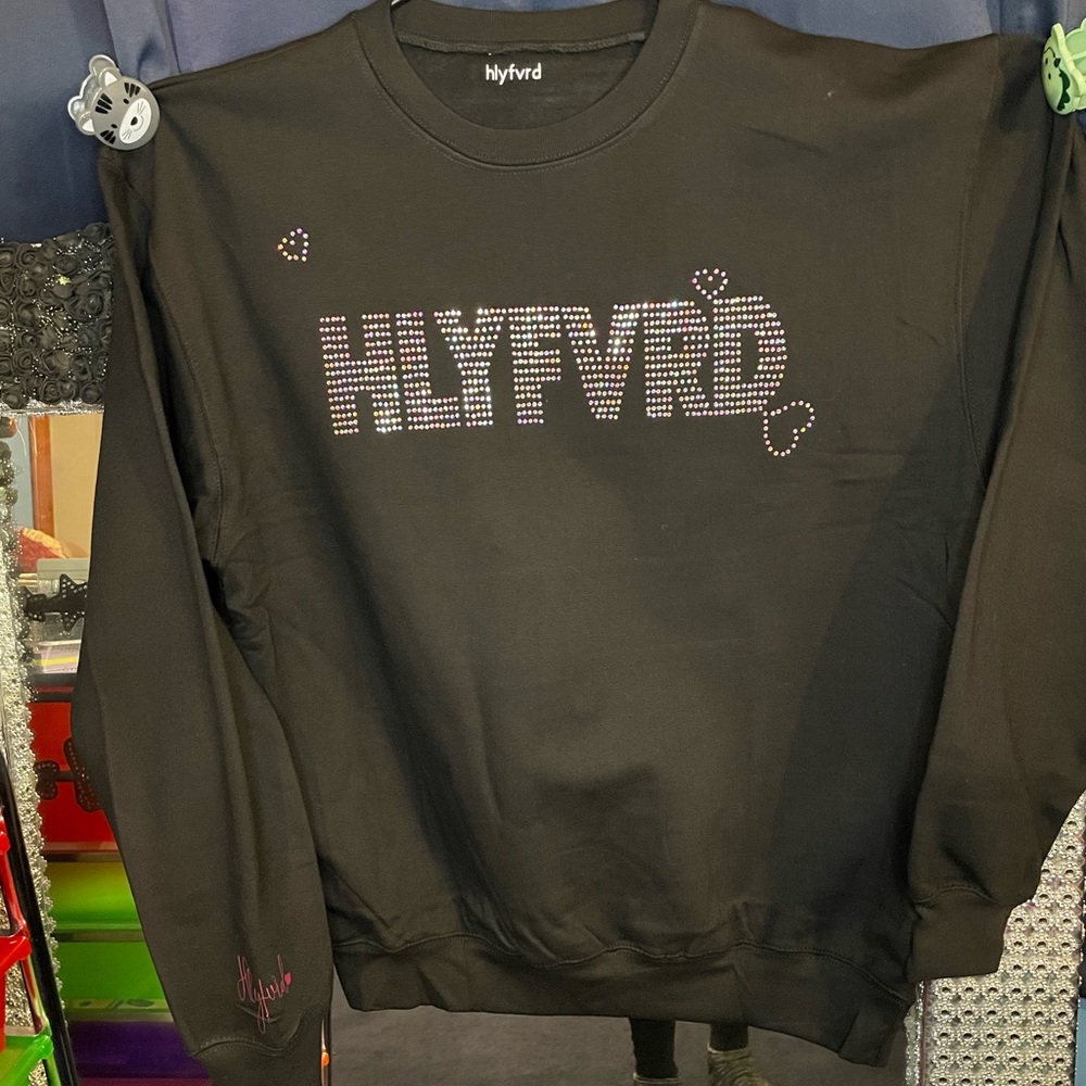 Sweatshirt with iridescent rhinestones